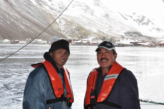 Os marinheiros do Sea Spirit que sempre nos auxiliam a entrar e sair dos zodiacs, em Stromness, na Geórgia do Sul
